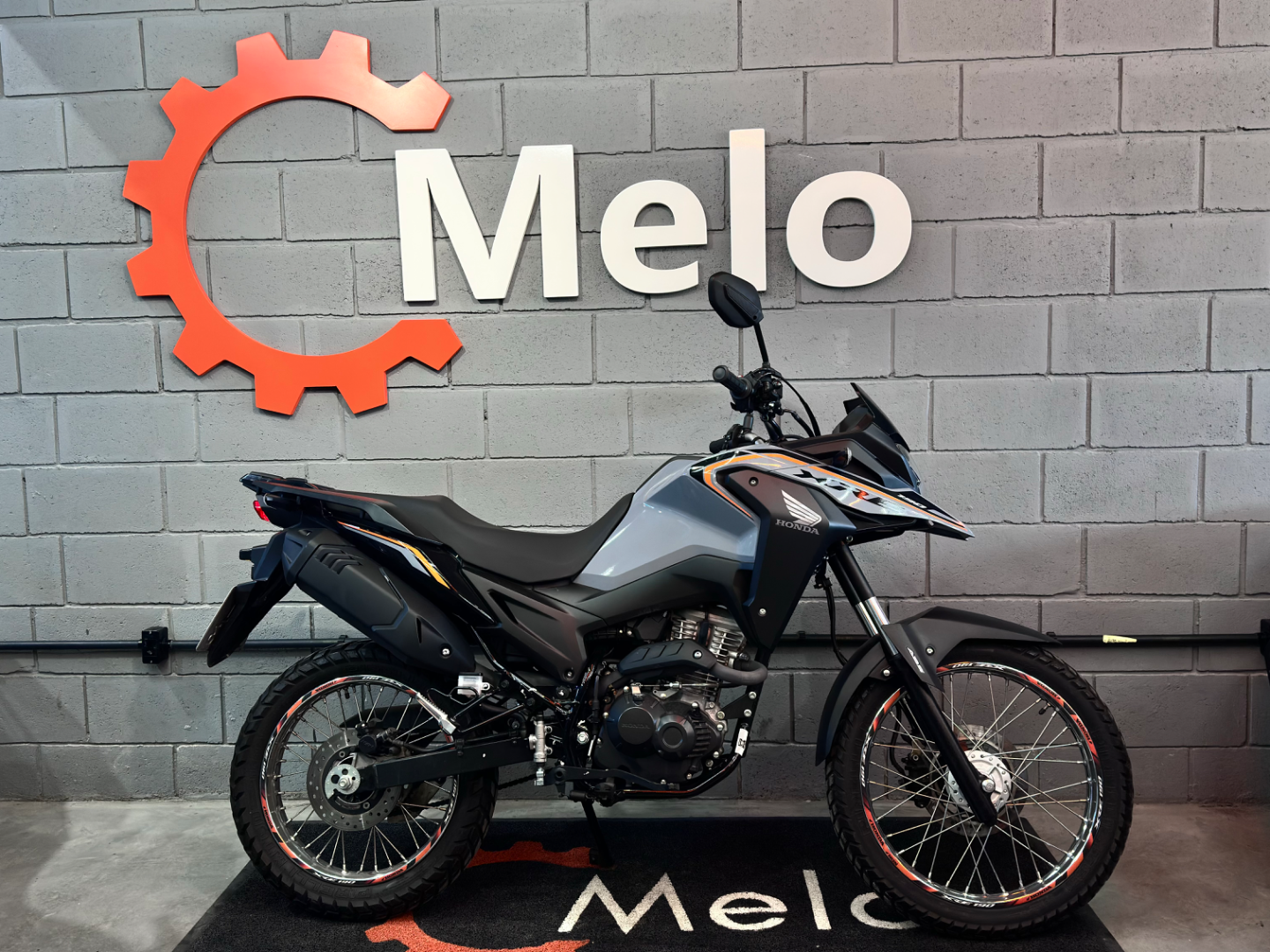XRE 190 2025 CINZA no showroom da Melo Motos